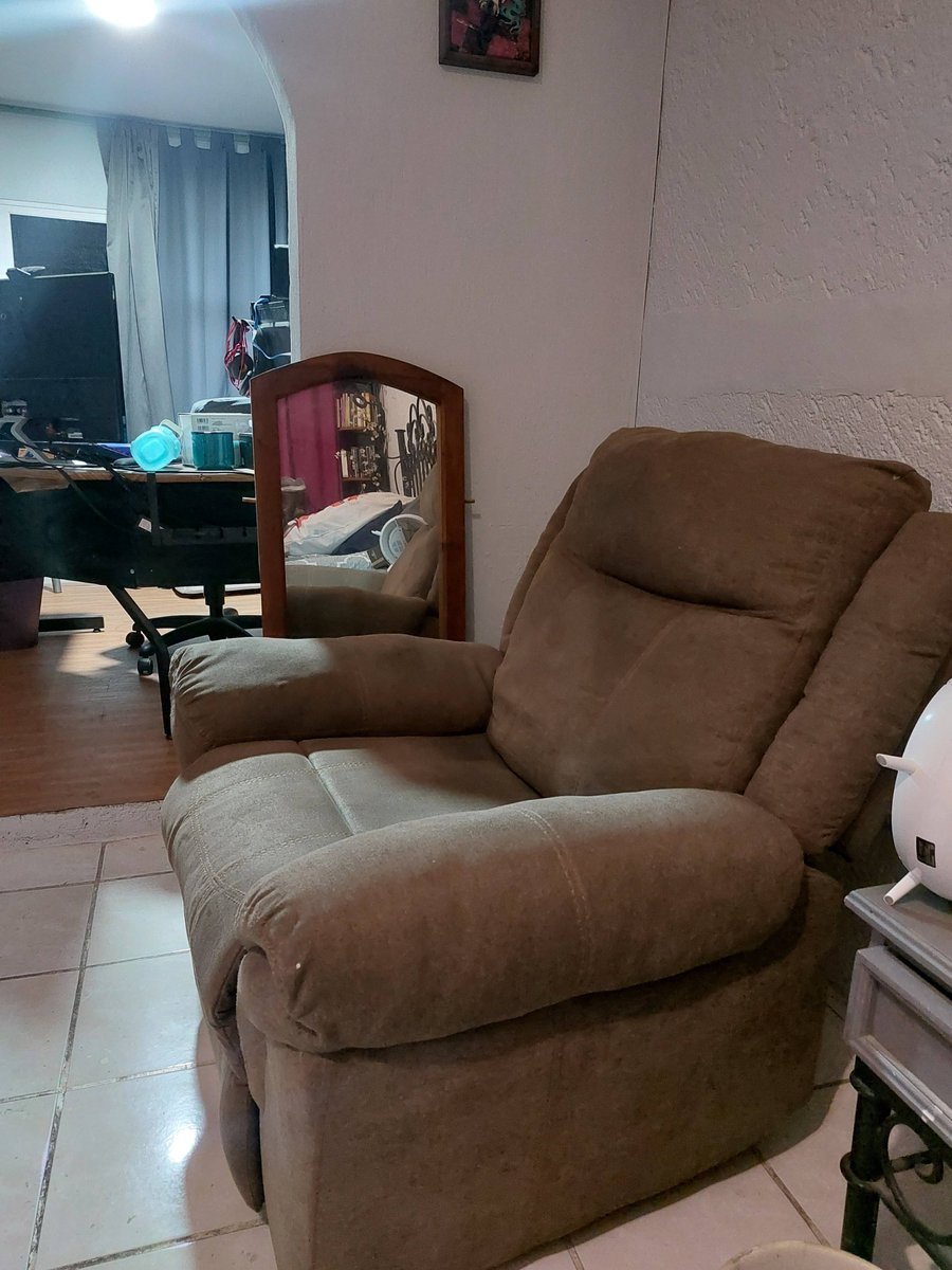 es MUY de abuelita nao tener un reclinable frente al tv para jugar videojuegos