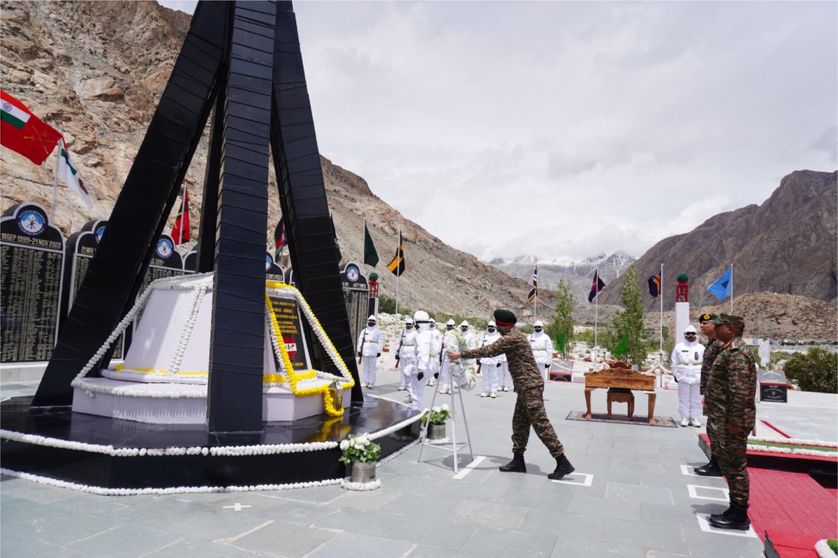 SWComd_IA's tweet photo. Lt Gen Harbinder Singh Vandra #ColonelComdt #CorpsOfSignals and COS, #SaptaShaktiCommand visited the Siachen Brigade and Base Camp, the World's highest battlefield and reviewed the operational preparedness of #SiachenSignallers. He paid homage to the Bravehearts who have laid down their lives defending  the Siachen Glacier. He also applauded the Signallers for their exceptional courage, commitment and excellence under the most challenging operational environment.

#IndianArmy 
#VigilantAndReady
#TechAbsorption 
#DecadeofTransformation

@adgpi
@DefenceMinIndia
@HQ_IDS_India
@adgpi
@westerncomd_IA
@NorthernComd_IA
@suryacommand
@IaSouthern
@artrac_ia
@easterncomd
@DelhiArea_IA
@SpokespersonMoD