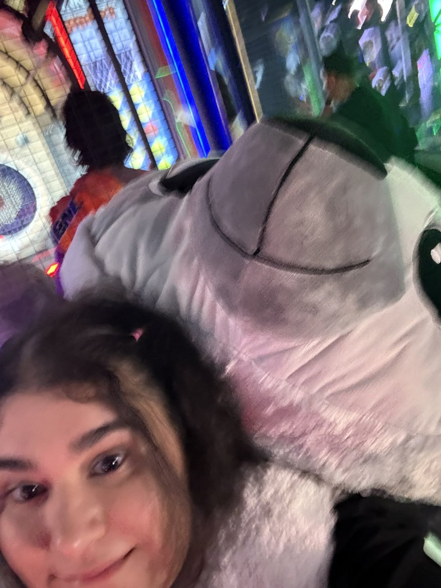 guys i won the giant sloth at the <a href="/TeamBandL/">Brownies & Lemonade🍫🍋</a> Dave n busters rave