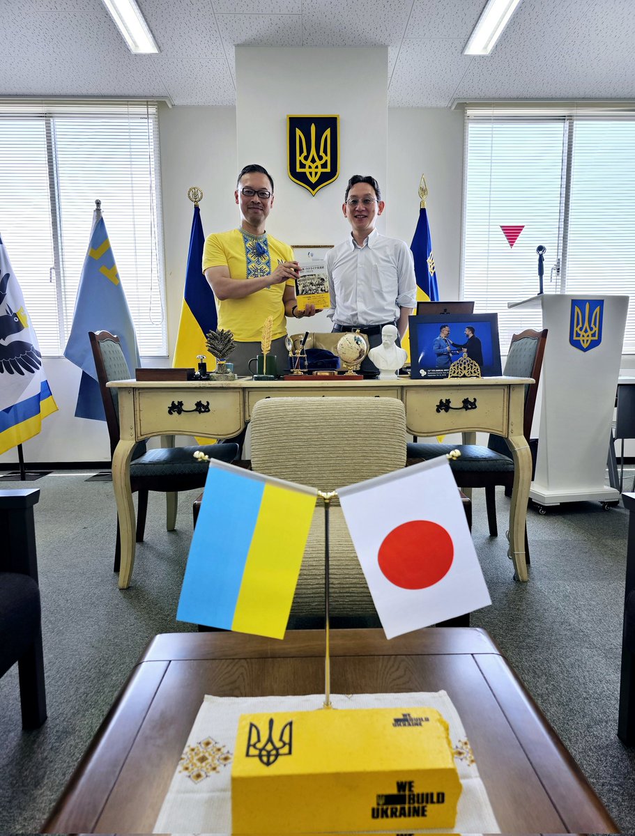 今日は在神戸ウクライナ名誉領事館に、東京大学医学系研究科の西大輔教授が来館。精神科医の西教授は高校馬術部１年後輩でお会いするのは30年ぶりぐらい。2月にJICA企画の🇺🇦医療関係者の視察を受け入られました。うつ病やPTSDなどの予防がご専門で、ウクライナの復興には非常に大切な分野と思います。