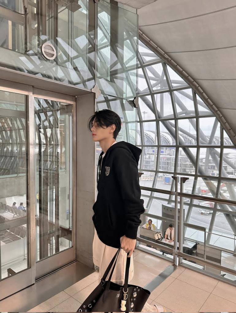 KAvenyou • 케이애버뉴 (@kavenyou) on Twitter photo And he's on his way to Singapore!✈️ Will you be heading down to see <a href="/jeffsatur/">𝗝 𝗘 𝗙 𝗙 𝗦 𝗔 𝗧 𝗨 𝗥 (罗杰夫)</a> later?💫
#JeffSatur #เจฟซาเตอร์ #罗杰夫 #ValentinoFall25 #Valentino #ValentinoXJeffSatur And he's on his way to Singapore!✈️ Will you be heading down to see <a href="/jeffsatur/">𝗝 𝗘 𝗙 𝗙 𝗦 𝗔 𝗧 𝗨 𝗥 (罗杰夫)</a> later?💫
#JeffSatur #เจฟซาเตอร์ #罗杰夫 #ValentinoFall25 #Valentino #ValentinoXJeffSatur