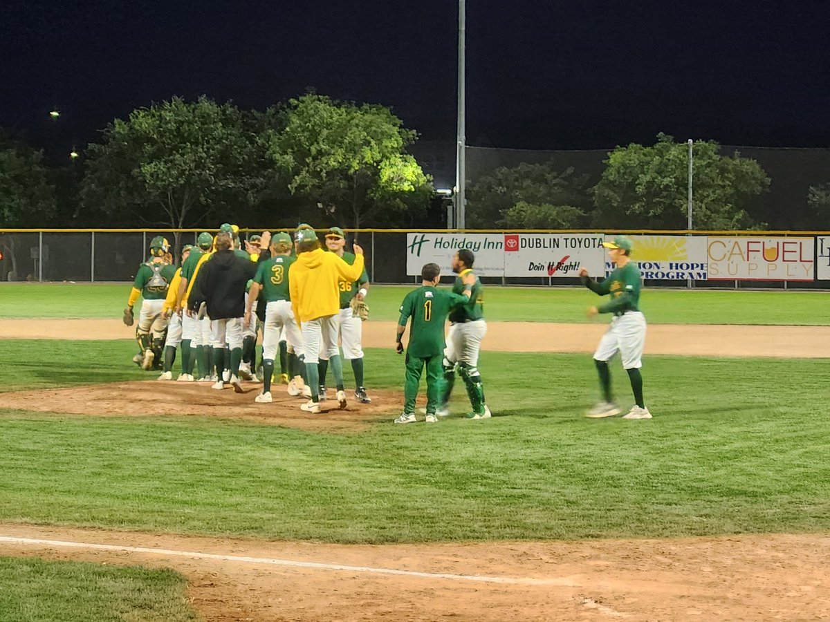 RFWill149's tweet photo. Dublin Leprechauns WIN 5-3 Over Vallejo #DublinLeprechauns #VallejoSeaweed #PecosLeague #IndyBall https://t.co/ikwzMuZ06T