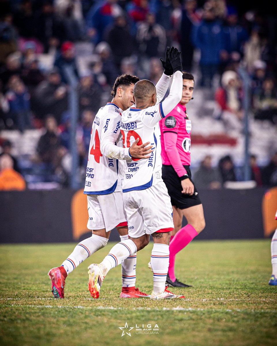 Nacional le gana 2 a 0 a Juventud (1T),Enorme diferencia en juego del tricolor sobre el pedrense, Oliva volvió a ser figura, el tricolor ganó todos los duelos y fue efectivo cuando llegó al arco defendido por Sosa. Juventud tuvo la más clara a los 45 con la llegada de A Rodríguez