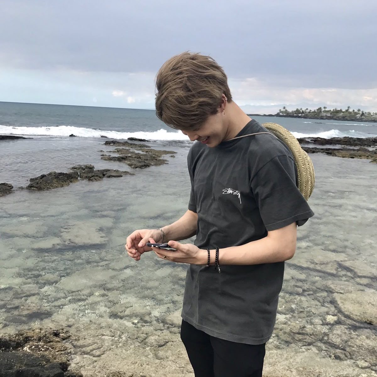 02twki's tweet photo. “¡Mi roomie es una celebridad!” – #kookminau #kookmin #jikookau 

JM, un estudiante tranquilo de arte, acepta vivir con un nuevo compañero de cuarto sin saber que es JK, un idol famoso que quiere una vida normal por un semestre. https://t.co/9zlypoD3Ze