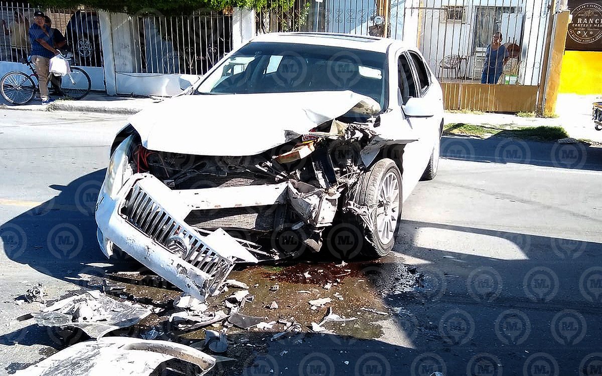 🔴 CHOQUE DE FRENTE DEJA A MATRIMONIO LESIONADO EN NUEVO LAREDO

#NuevoLaredo | Un choque frontal entre dos vehículos dejó a un matrimonio de la tercera edad lesionado este día en la colonia Infonavit de Nuevo Laredo, además de daños.
Las víctimas, identificadas como Alejandro,