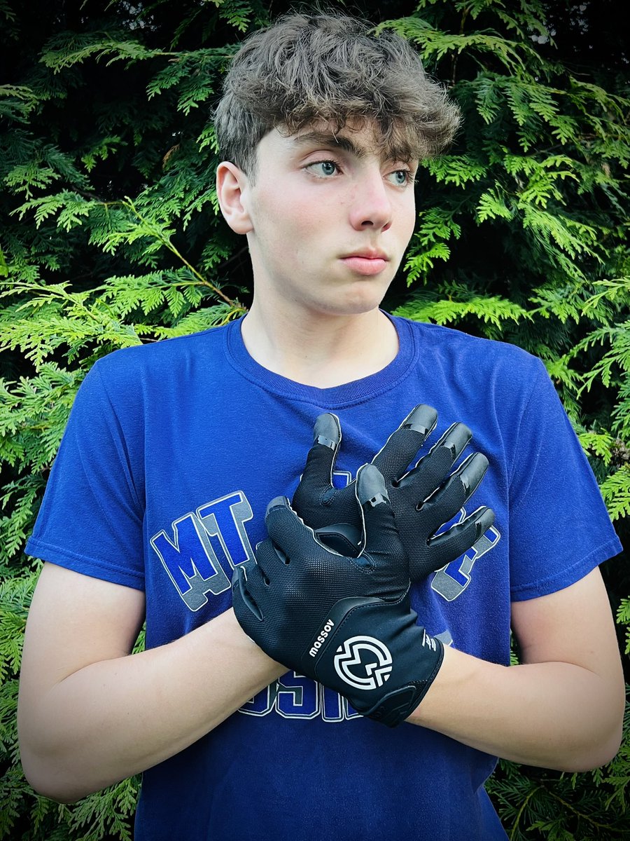 Totally Hyped Up to Rep these <a href="/MassovAthletics/">Massov</a> EV02 gloves at my upcoming College Football Camp