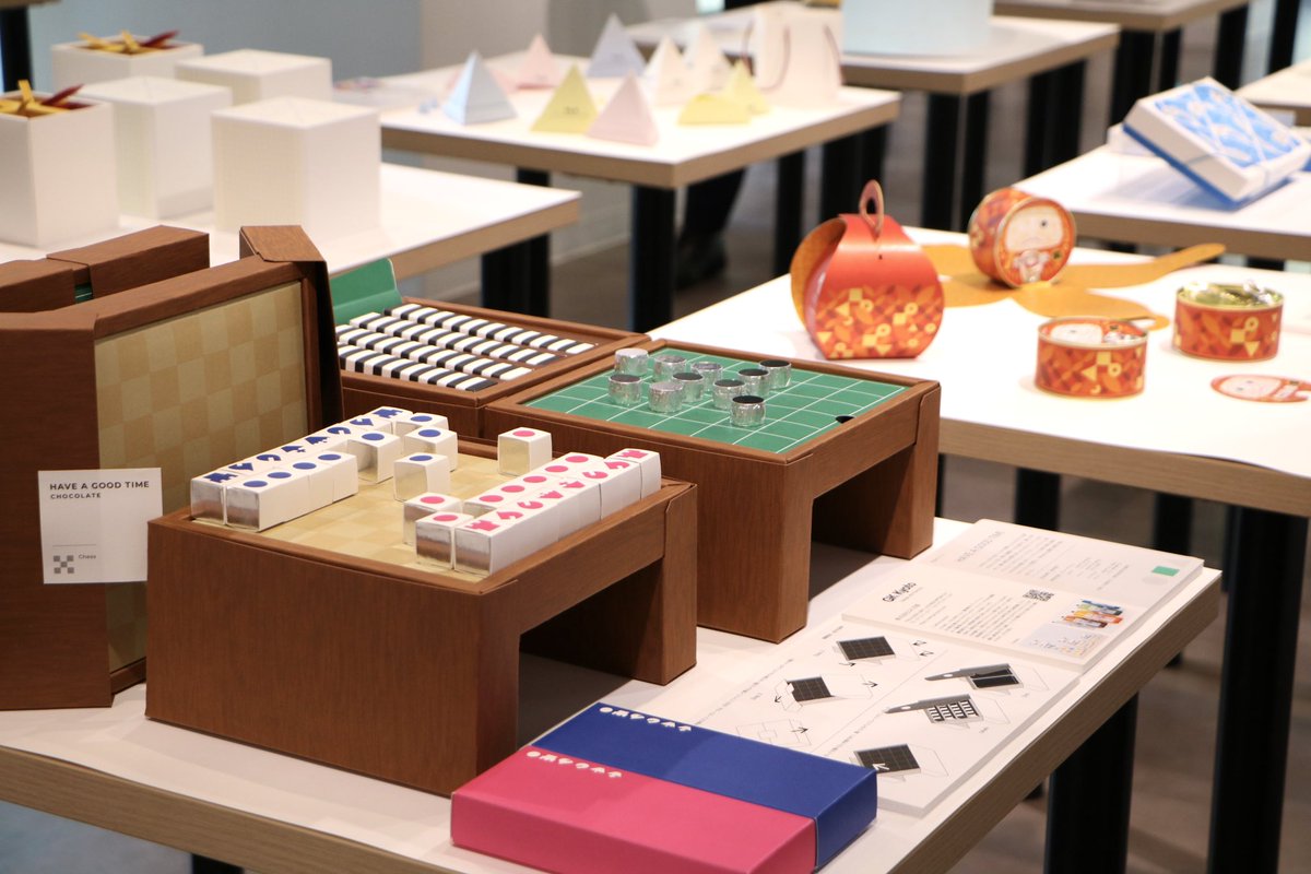 いよいよ始まりました！

『PACKAGE VOICE』東京巡回展
6/19(木)-7/18(金)
9:00〜17:00土日休館
🍩🍰🍞

平和紙業のシンボルマークを構成する“まる、さんかく、しかく”をテーマに自由な視点と発想で創られたパッケージの数々が並びます。紙も加工も盛りだくさんです◎
heiwapaper.co.jp/shop/2025/05/p…