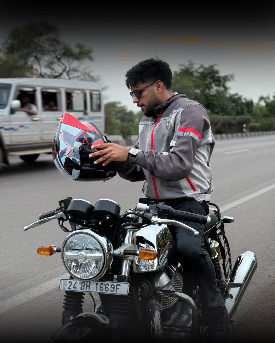 NRazzhere's tweet photo. A Man who Ride with a Purpose Doesn’t Need the Crowd to Cheers.
#Nrazzhere #Dreamscape
.
.
.
.
.
.
@royalenfield https://t.co/txtFvfcsDc