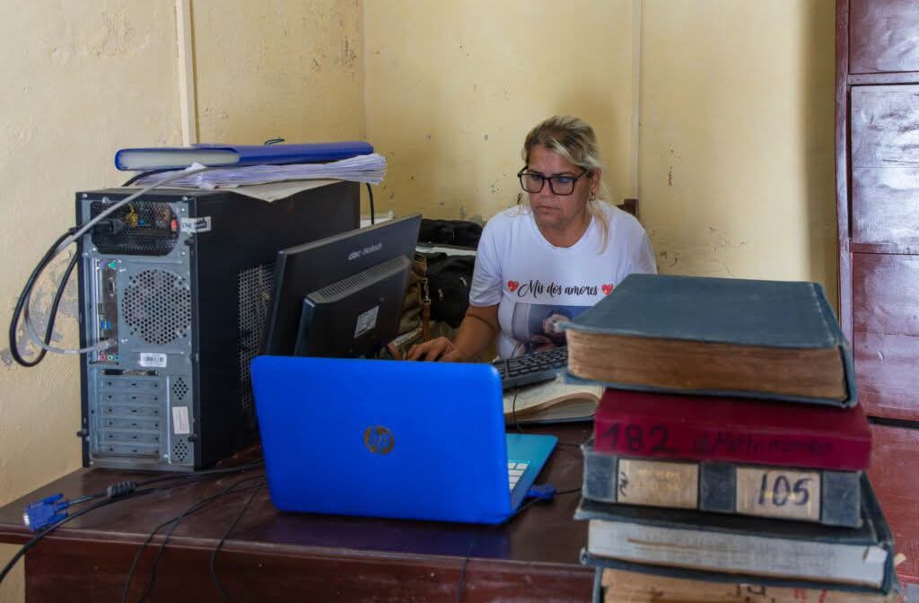 Digitalizar trámites para agilizar gestiones, reducir colas y traer un soplo de eficiencia al engranaje burocrático de nuestras entidades.

 Sobre los trámites virtuales y los factores que atentan contra su correcto funcionamiento  👇 giron.cu/2025/06/18/tra…
#PeriodicoGiron