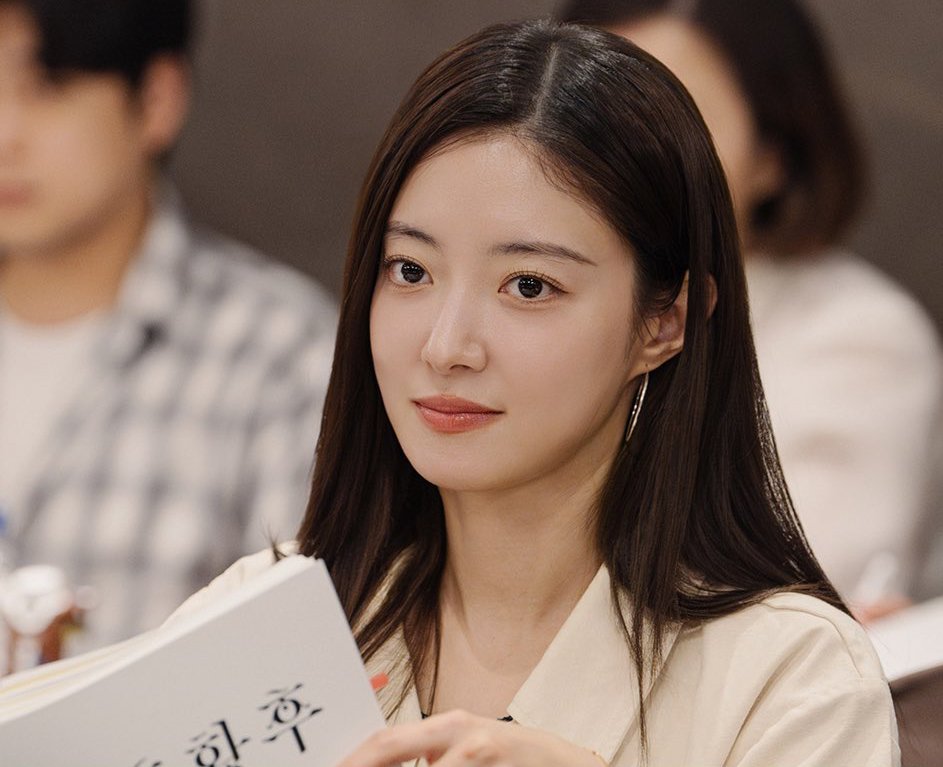 Hestia59's tweet photo. lee seyoung as Rashta Isqua wasn't on my card 😭😭😭😭 https://t.co/SvLVnsXWzL