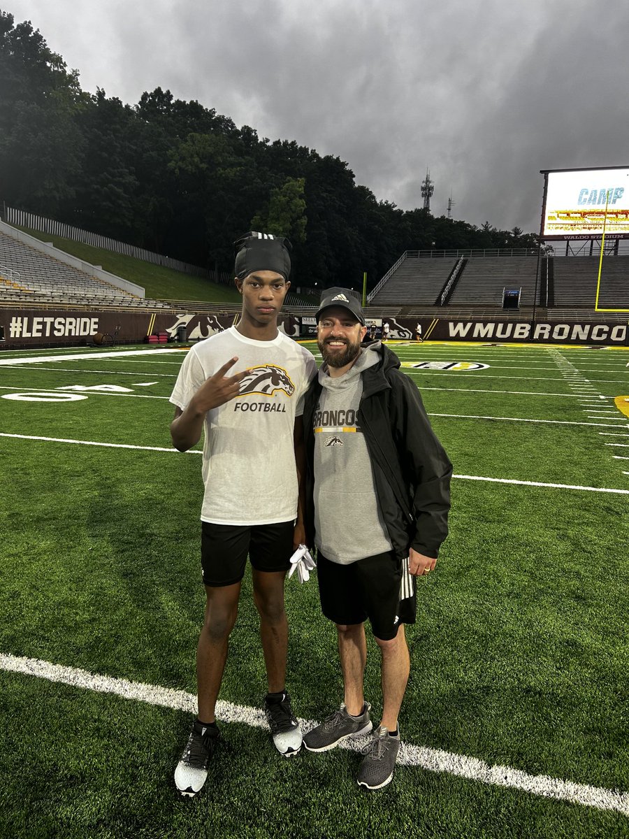 drelacy19xx's tweet image. even with bad weather conditions, I had a great time learning and competing at WMU camp today. I Hope to be back to this great environment soon as well @coach_kight15 @CoachLT39 @CoachKirkendall @GreerMartini48 @RecruitMLKLions @DekalbRecruits  @5StarScouting