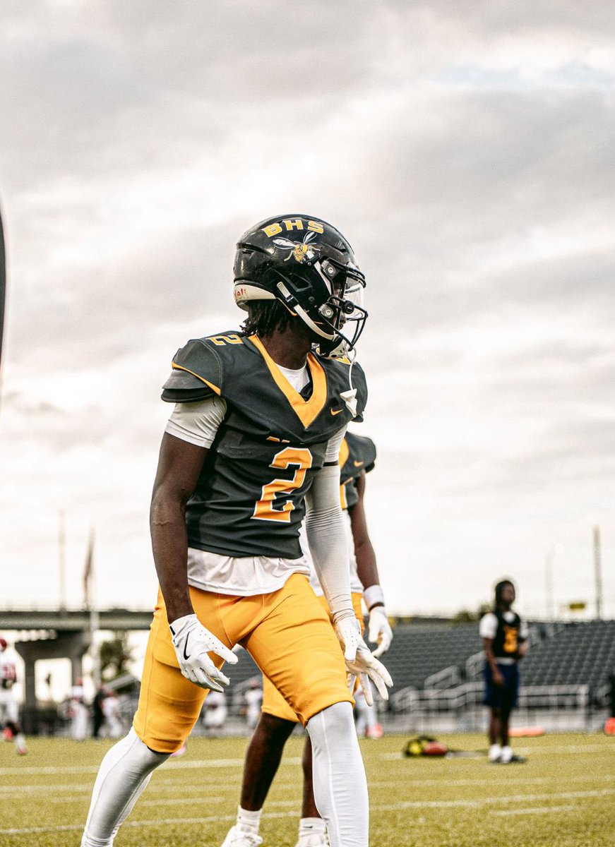 JadarianCollins's tweet image. Almost halfway through the summer time ticking, GOLDEN YEAR💯🐝
@CoachXavierBHS @BlakeJacketsFB @ArtavisScott @HUBISONFOOTBALL