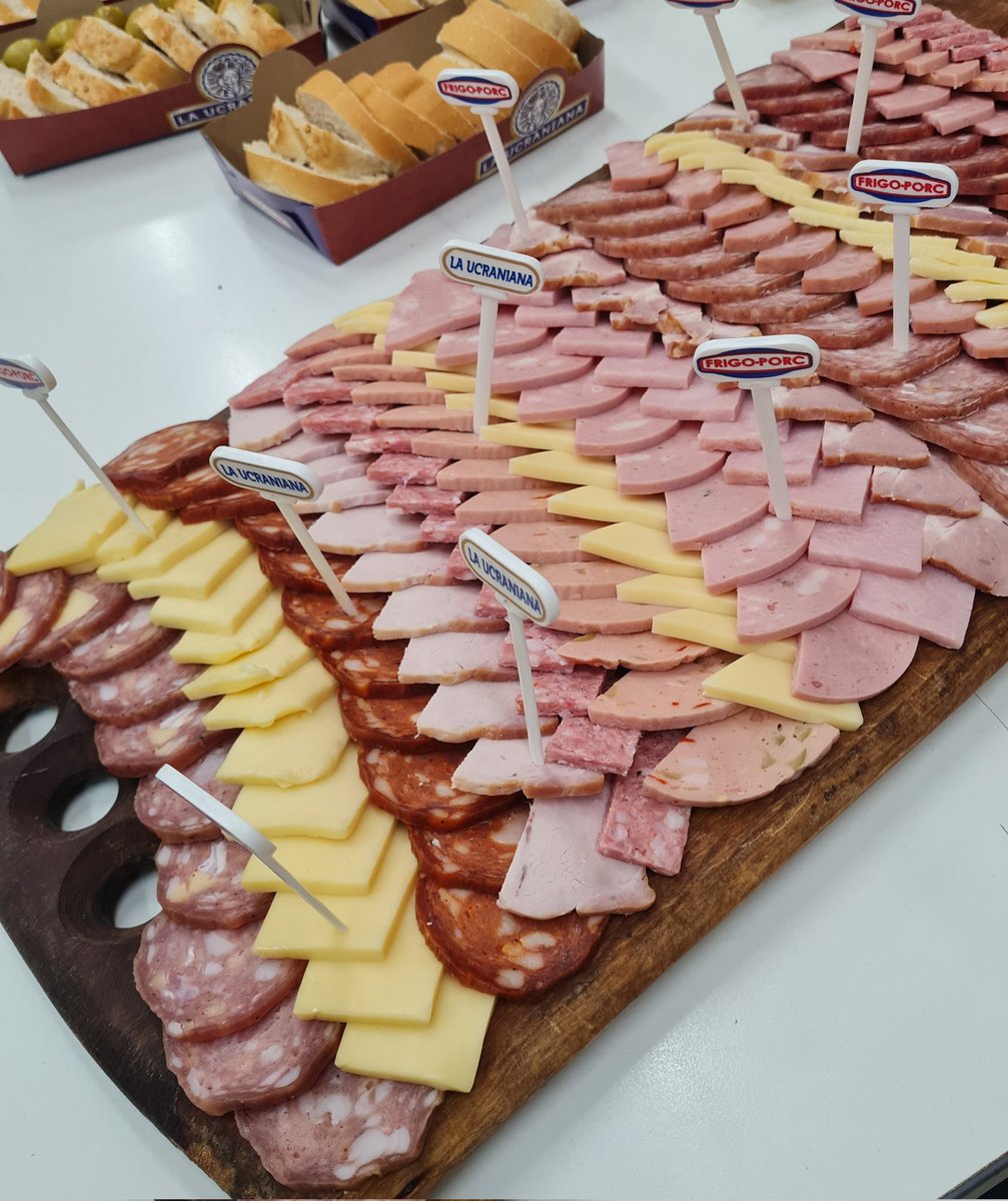 fabriglibo's tweet photo. Ya lo dije: que bicho noble Frigoporc y sus ofertas de cortes de cerdo 🐷... y hoy estos dementes nos mandaron un delicioso mimo para compartir en la Redacción  😋

Gracias totales 🙌 https://t.co/3mW1n2xCYC