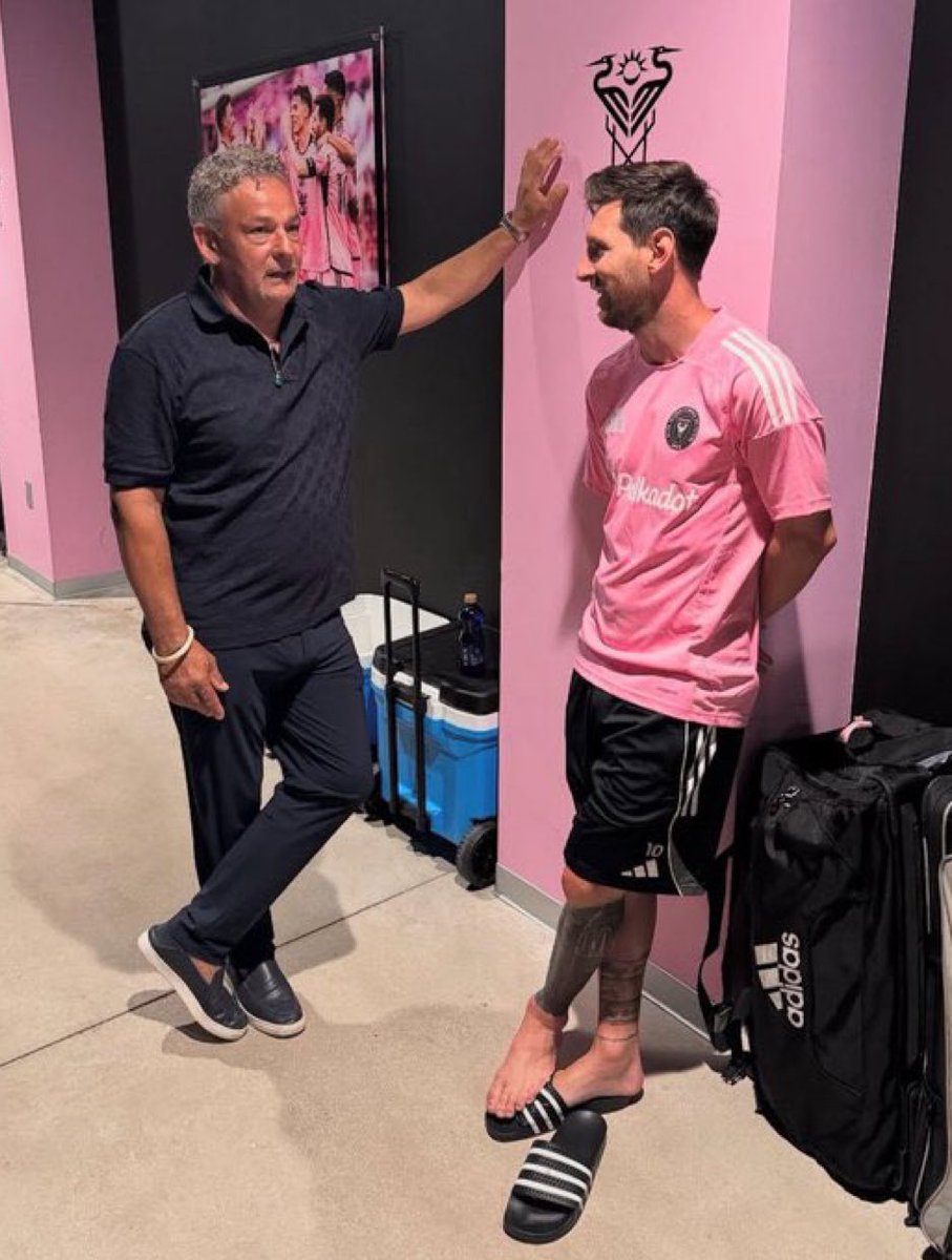 Roberto Baggio y Lionel Messi. 

Qué foto, por favor. 🎩