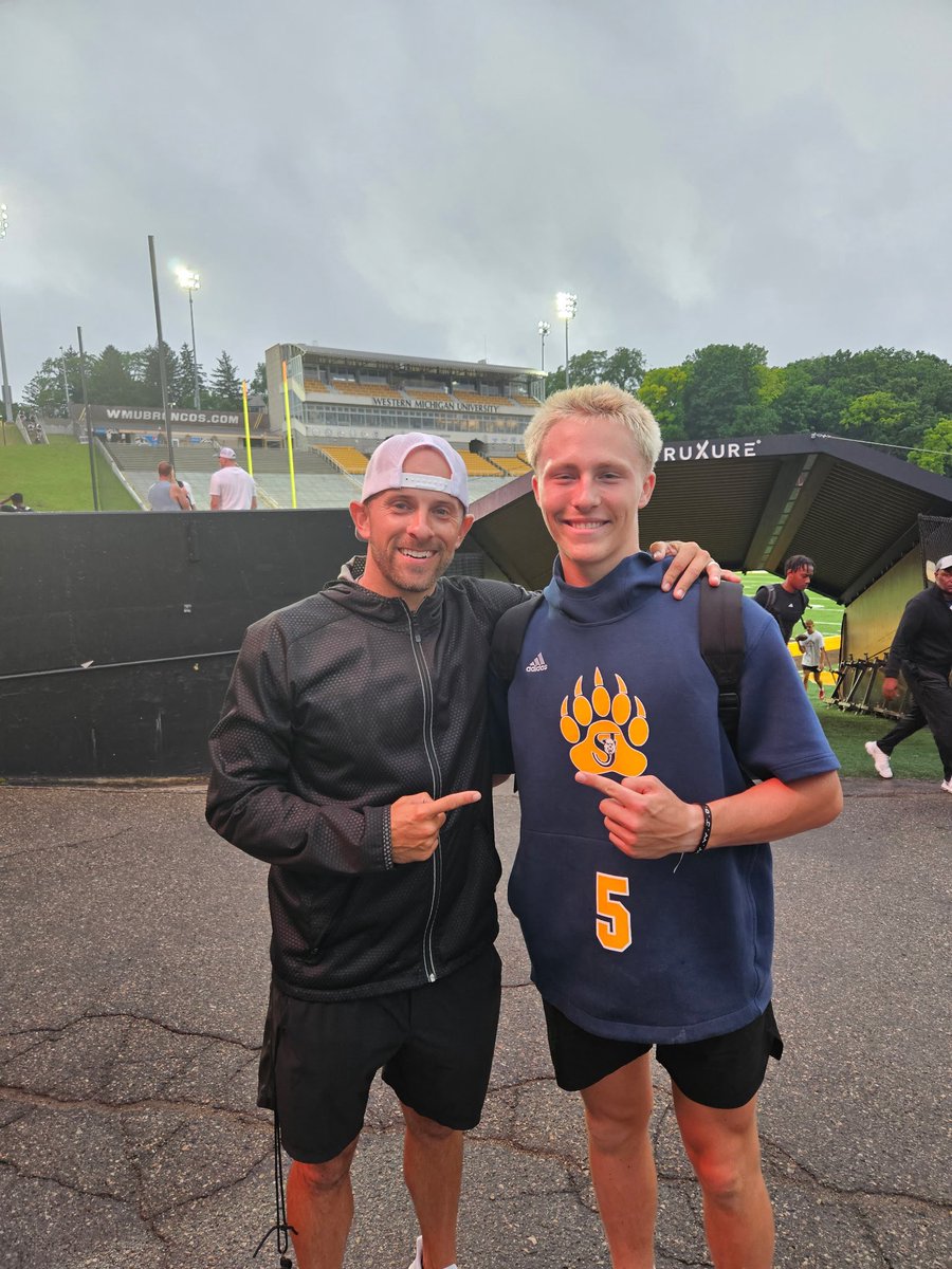 QbCadenLeClear's tweet photo. Amazing camp today at @WMU_Football had a great time looking around the facility’s and meeting current players and coaches. Blessed to be able to compete and get some work in. Overall stats from the day- (7/8) during 1 on 1 @DSabock @CoachLT39 @pratleyac @stjoefootball https://t.co/EOmJJ6TqMU
