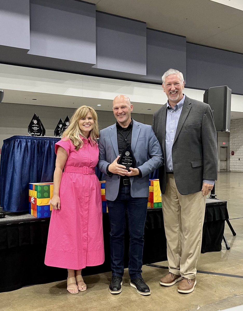 JEFCOEDTech's tweet image. Each year, the ALSDE recognizes a school admin who demonstrates excellence in using technology to enhance teaching and learning. We are so proud for @mrbissell, principal at @adamsville_es, for receiving the 2025 Chaquita Marbury Award! 🌟@JEFCOED @gonsoulinwalter @lauradware