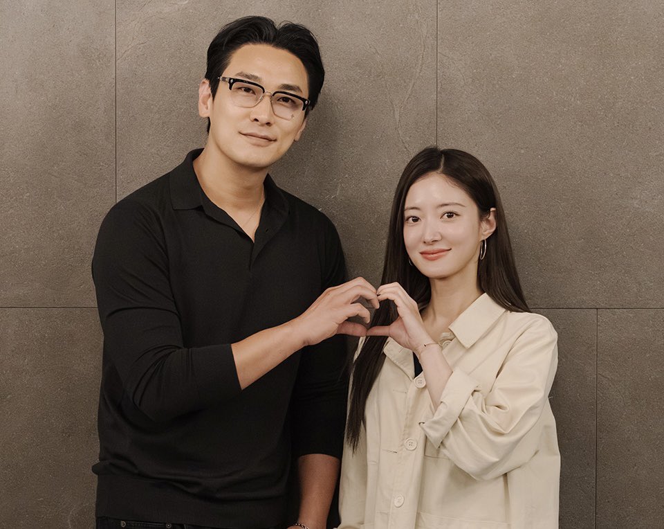 재혼황후 이세영 대본리딩샷 떴다 ㅁ.ㅊ 
세영언니 얼굴이 미쳣어요 앙