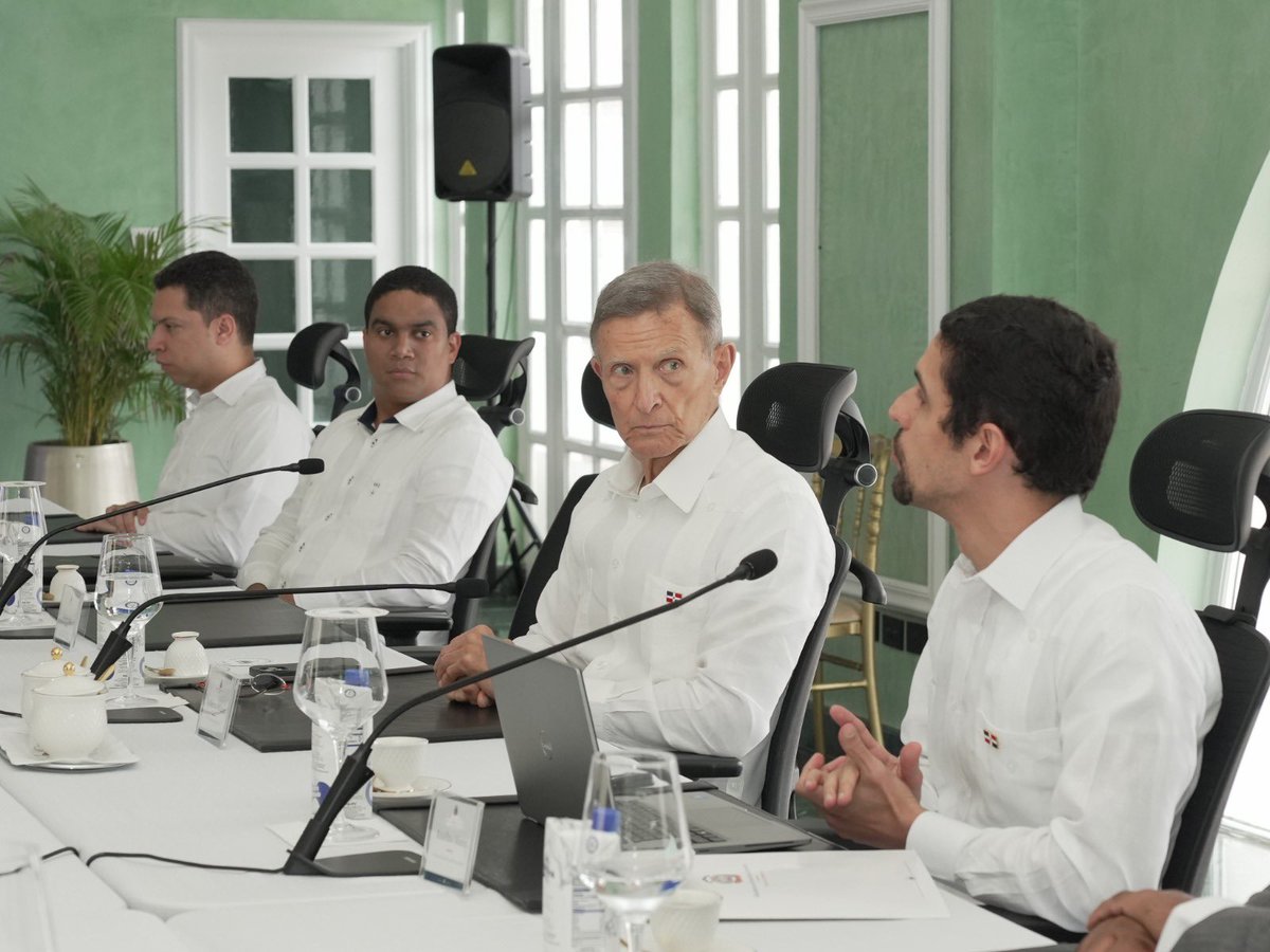El canciller <a href="/RobalsdqAlvarez/">Roberto Alvarez</a> sostuvo una reunión de trabajo con el Sr.<a href="/RomnJquez/">Román Andrés Jáquez Liranzo</a>, presidente de la <a href="/juntacentral/">JCE</a>; la ministra del <a href="/MinInteriorRD/">Ministerio de Interior y Policía RD</a>, Sra.<a href="/FarideRaful/">Faride Raful</a>; la oficial del <a href="/eACNUR/">Comité español de ACNUR</a>, la Sra.Teresa Vásquez; y el consultor Jurídico del Poder Ejecutivo, el Sr.<a href="/AntolianoPR/">Antoliano Peralta</a>,