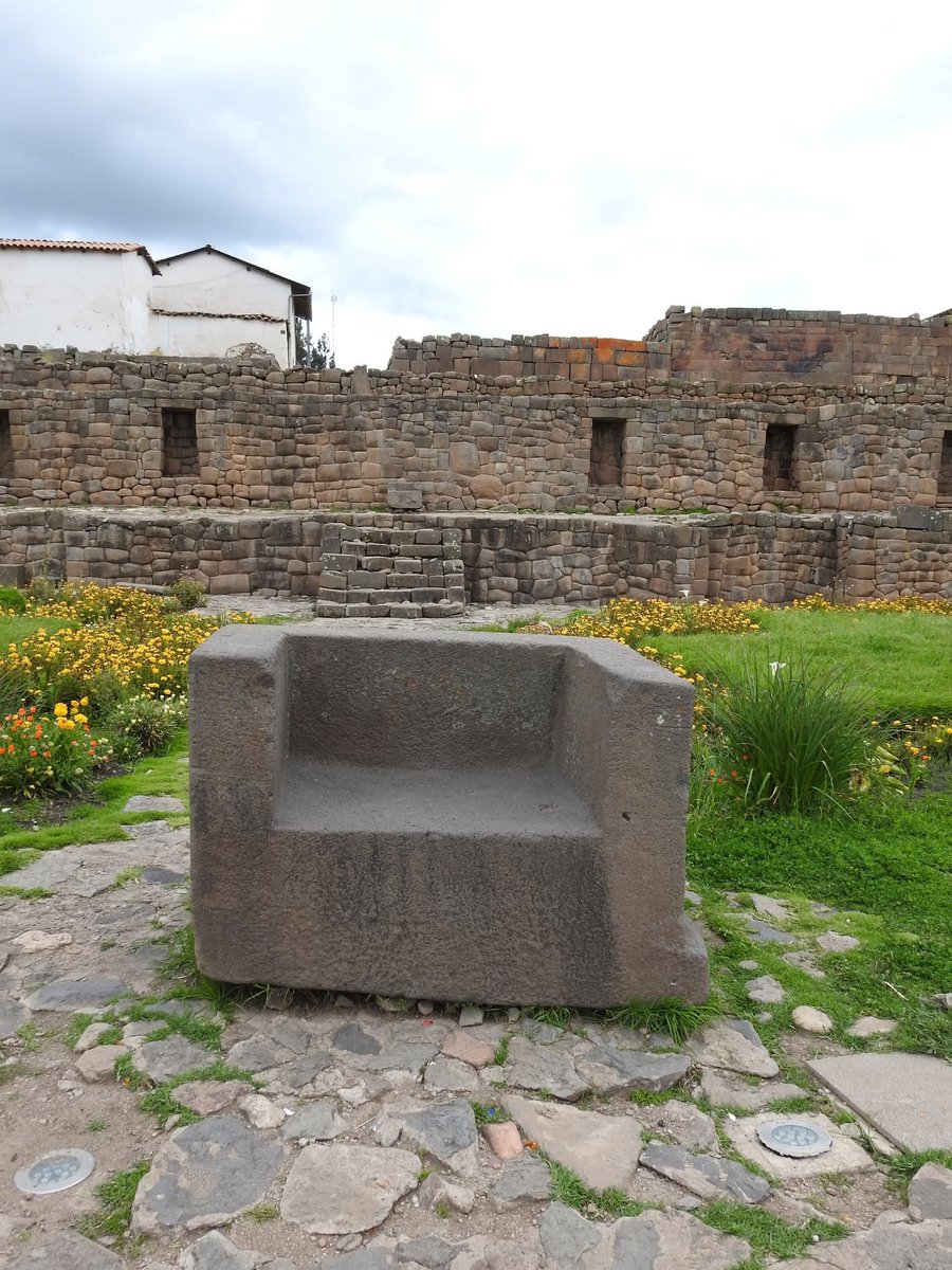 EXTRAÑAS PIEDRAS LABRADAS EN VILCASHUAMÁN

En el frontis del gran templo, piedras rectangulares y cuadradas con extraños labrados que al parecer formaron parte del templo, donde hace cientos o miles de años se realizaban ceremonias y rituales a los Apus.

Víctor Velásquez Zea