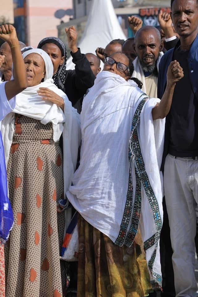Haphtom's tweet photo. Thousands of IDPs and Tigrayans worldwide have launched a 3-day protest under the slogan “Enough (ይኣክል) of Spending Rainy Seasons in Tents,” demanding their return to Western Tigray.
For a real peace in #Ethiopia, Abiy’s regime must immediately act before a 5th summer passes. https://t.co/T3SCGnBzvT