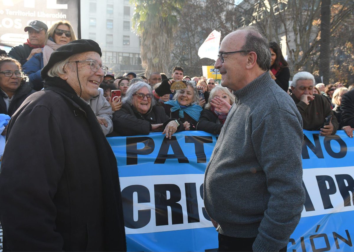 Cientos de miles de compatriotas gritaron CRISTINA LIBRE !!! A partir de hoy será la consigna de paredes,actos,afiches,pasacalles, volantes y de cada discurso nuestro y de toda otra forma de acción. Será también reclamo fronteras afuera del país.