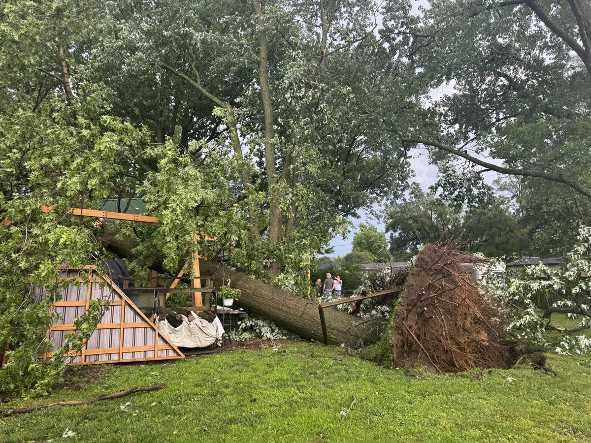 DE_KenzieB's tweet image. Lineworkers, tree trimmers, damage assessors and other support personnel are out in full force restoring power across our service territory. Here’s a glimpse of some of the damage @DukeEnergyIN crews are addressing in Monroe and Vigo counties.