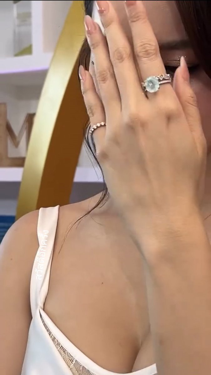 happymonreturn's tweet photo. โบว์ แหวนใหญ่มาก https://t.co/IVUXIRqEev
