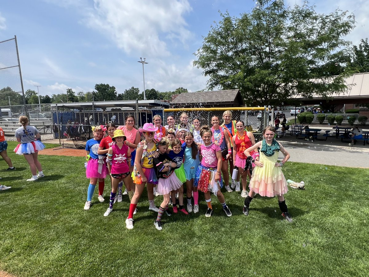 ChatardSoftball's tweet image. Another great day of camp. Wacky Wednesday did not disappoint! Girls came ready with their craziest outfits and did a great job scrimmaging. Congrats to our best dressed and campers of the day!