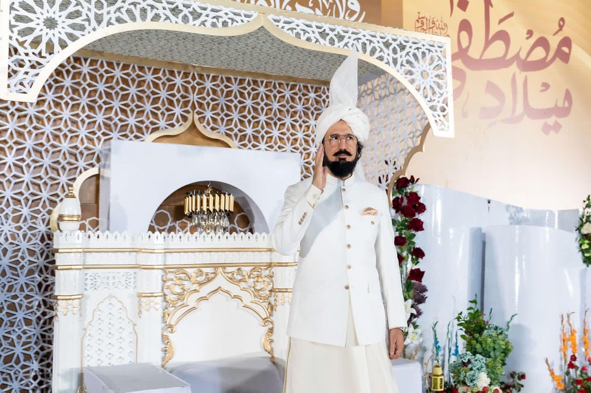 MFaheem0422's tweet photo. Hazrat Maulana Rumi (may Allah have mercy on him) said, "I saw the face of Allah in the face of my Sheikh."
@SahibzadaSulta1 
#rewtweet #tweet #Rumi #sultan https://t.co/yBCf8CgpCR
