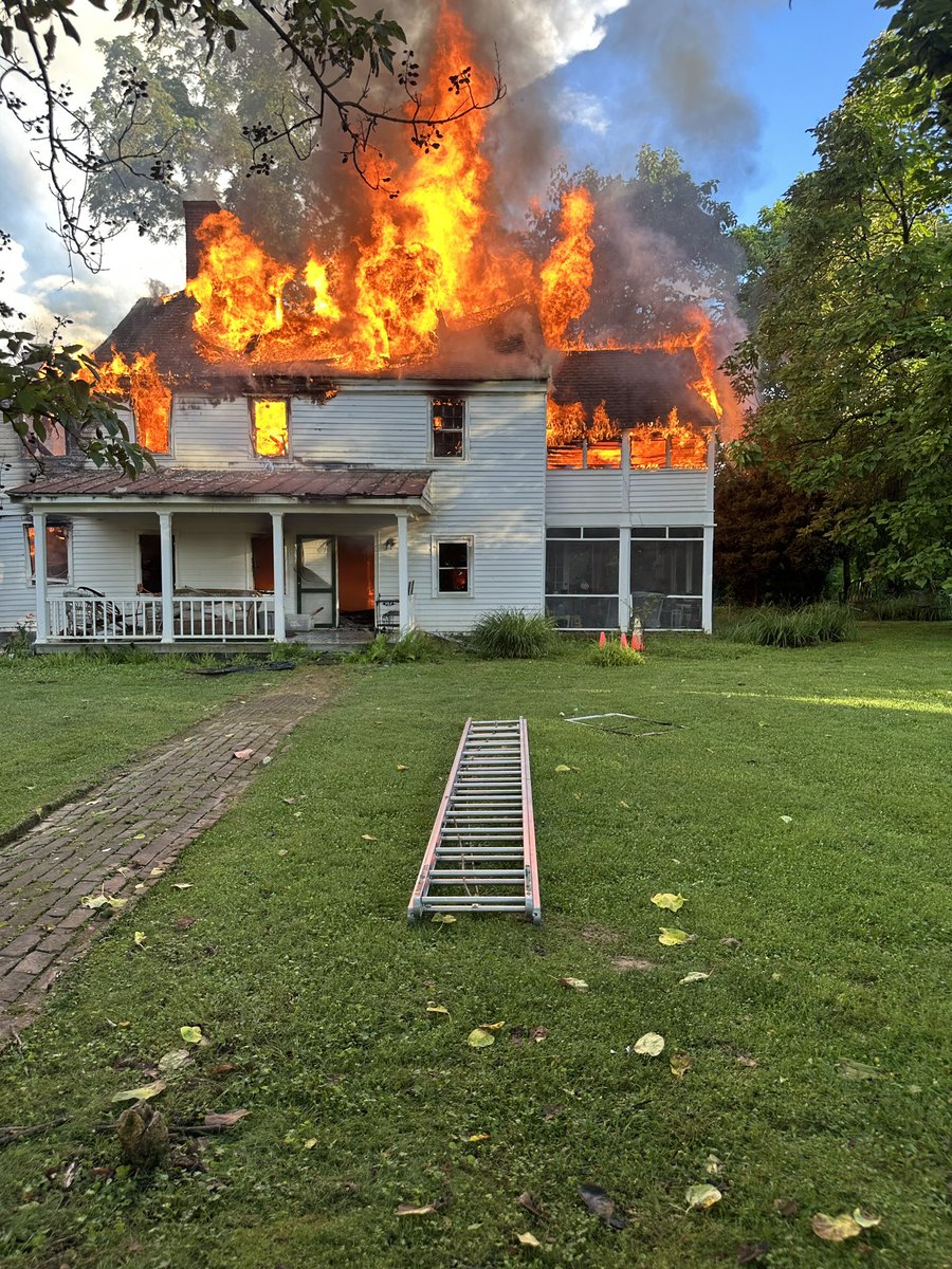 mcfrsPIO's tweet photo. UPDATE - Meeting House Rd, Sandy Spring, 2-sty farmhouse, heavy fire upon arrival, house unoccupied that time, ~75 FFs responded, no injuries, structure fire is contained with significant damage, house is approx 4K / 5K feet from Olney-Sandy Spring Rd (non-hydrant area) https://t.co/PIsI53mvJi