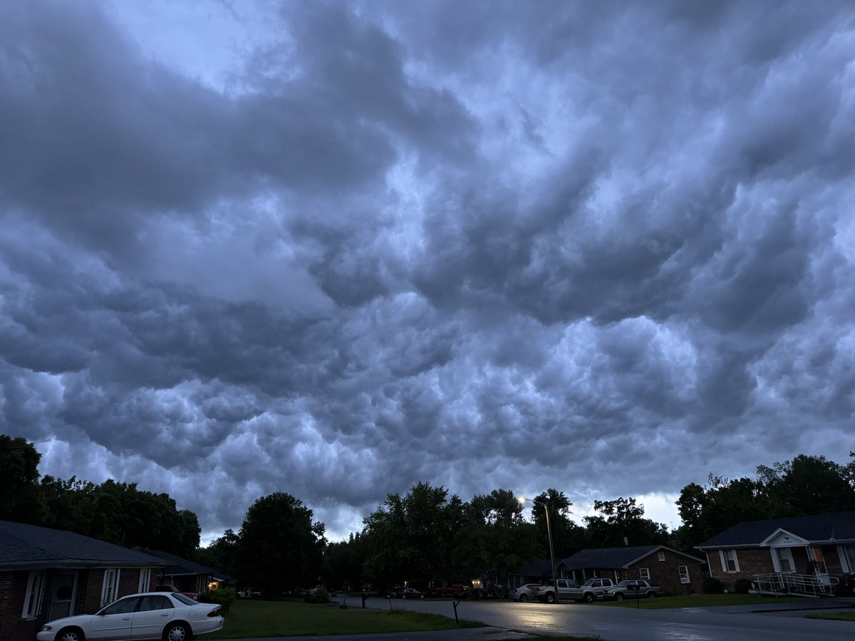 a_emery25's tweet photo. Pretty cool skies in Lawrenceburg tonight @Kentuckyweather https://t.co/5z6NJNrfr9