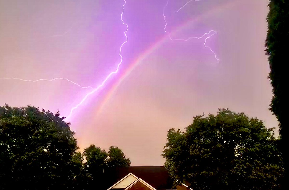 FlowerNicknames's tweet photo. @ryanhallyall 
Cool lightning mixed with a double rainbow in Shelby County, KY about 8:40 this evening. https://t.co/mB3rpc8lC8