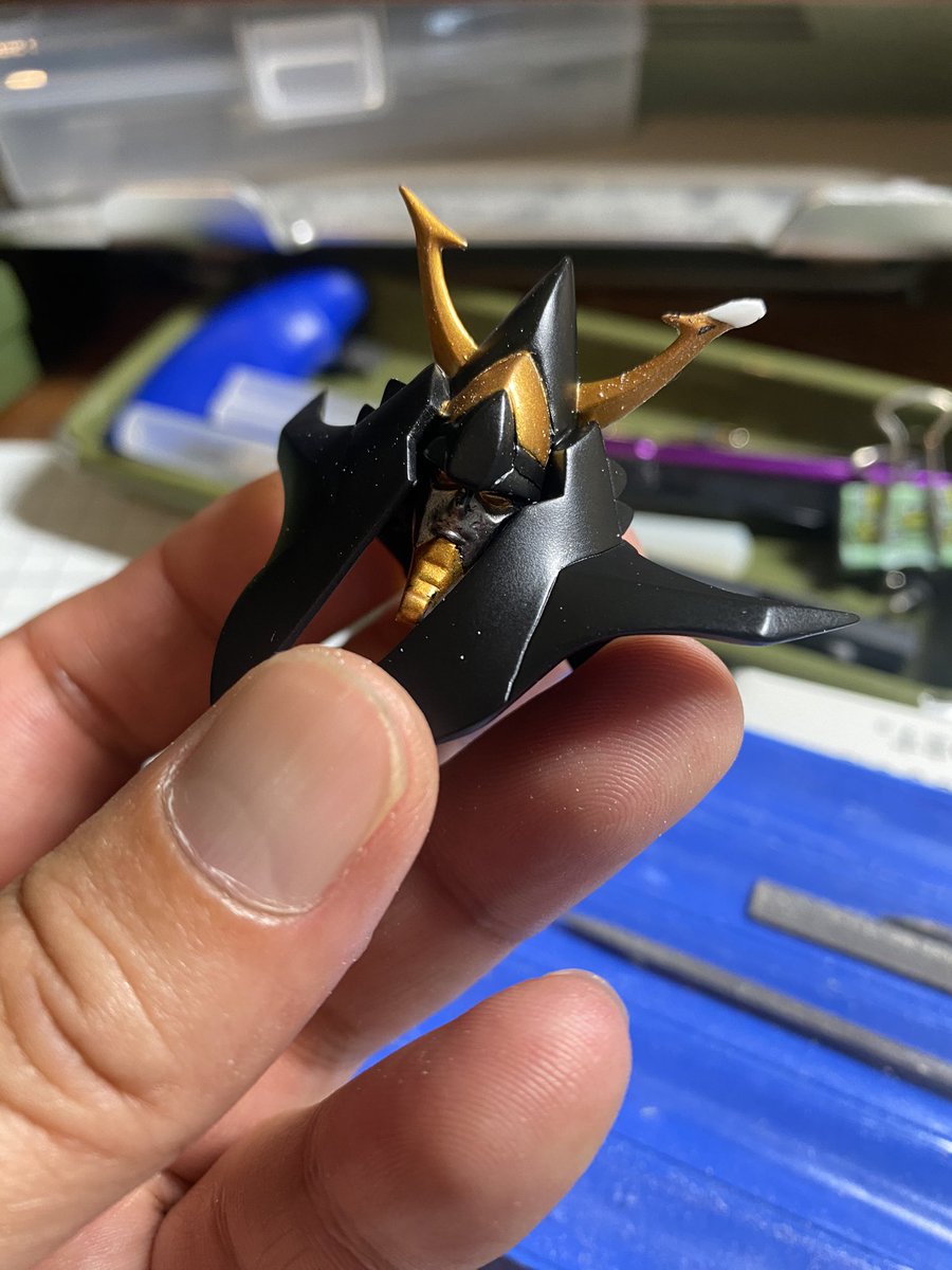 今日の朝活
PLAMAX ライディーン
折れた角のリカバリー
角とプラ棒を斜めにカットしてから接着
こうする事で接着面積が広くなり折れにくくなります
後は慎重に金ヤスリで削ってく
今日はここまで！