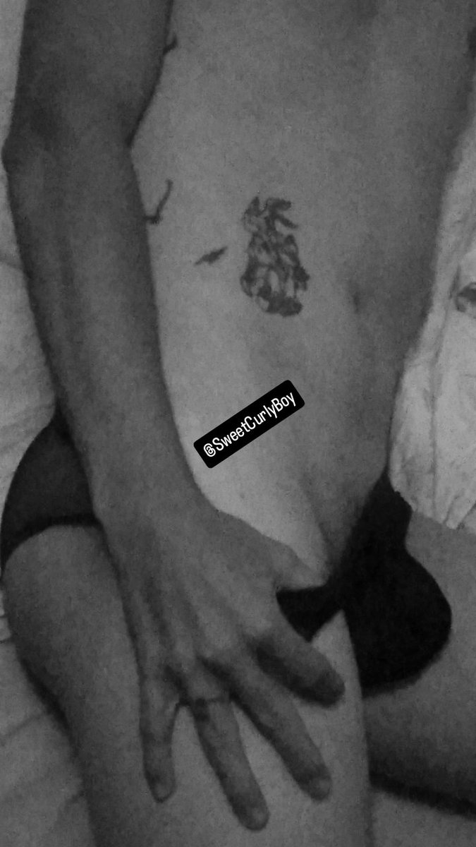 Swetcurlyboy's tweet photo. No hace falta mostrarlo todo...para que lo desees🔥
¿Te atreves a imaginar el resto?🥵#SweetCurlyBoy #EroticVibes #SensualEnergy #NSFW #TattedAndTempting https://t.co/QSagA3B3qw