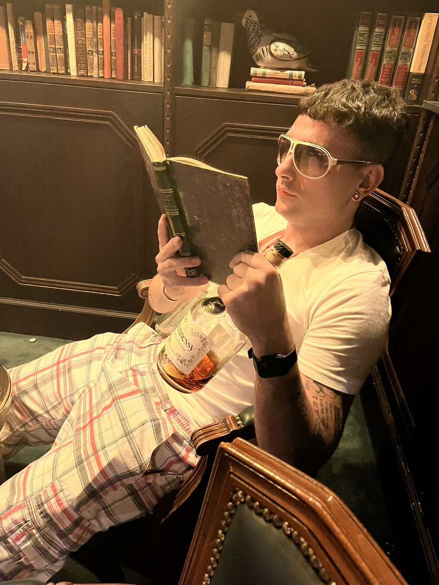 ke nadie nos raye k me esta leyendo un libro💝