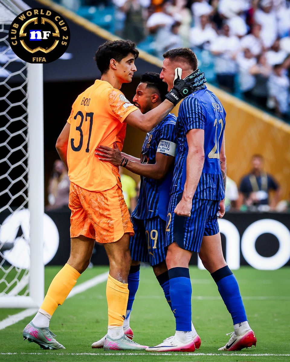 NetamenteFutbol's tweet photo. #MundialDeClubes2025
AL HILAL DOMINO AL REAL!
El Real Madrid 🇪🇸 no pudo e igualo 1-1 con Al Hilal 🇸🇦 en la fecha 1 del Grupo H del Mundial de Clubes. Al Hilal fue mejor y merecio ganar. Bono le tapo un penal a Pajarito (92m).
Goles ⚽
1-0 Gonzalo García (RM)
1-1 Ruben Neves (AH) https://t.co/Nn9mDT7RVV