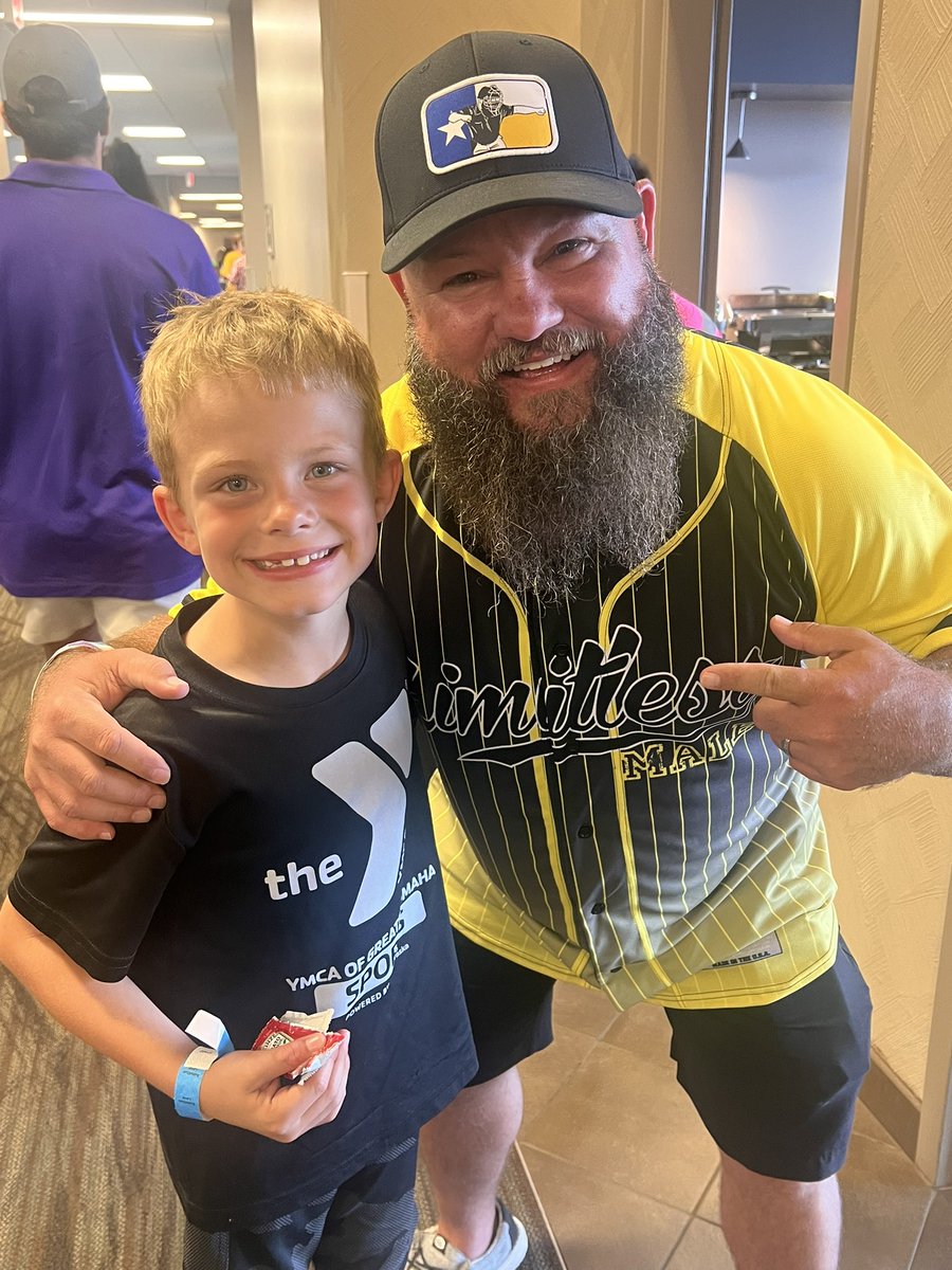 kylekauz's tweet photo. Hank met @thedancingump at the CWS tonight. Thanks for the pic! https://t.co/6khWURx4h5