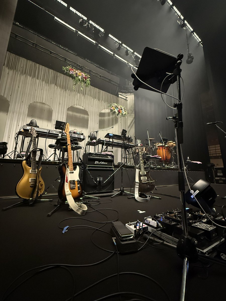 昨日は渋谷で中山美穂さんとご一緒させていただきました！
いやー、上手く弾けなかった！！
でもとにかく良い日だった気がしております。
美穂さん、バンドの皆様、スタッフの皆様、そしてスーパーファンの皆様ありがとうございました！！