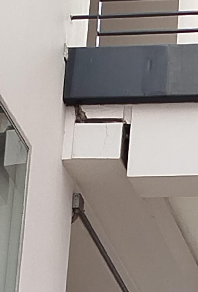 AtlasLim5's tweet photo. No solo esto, algunos estudiantes reportan que parte de los docentes. Estaban en contra de que se realizará la toma de fotografías/grabaciones de la situación con la universidad. 

Si eso para ustedes no es inseguro o como algunos denominan un daño "superficial" revisen esto https://t.co/Y4hgobsSNY