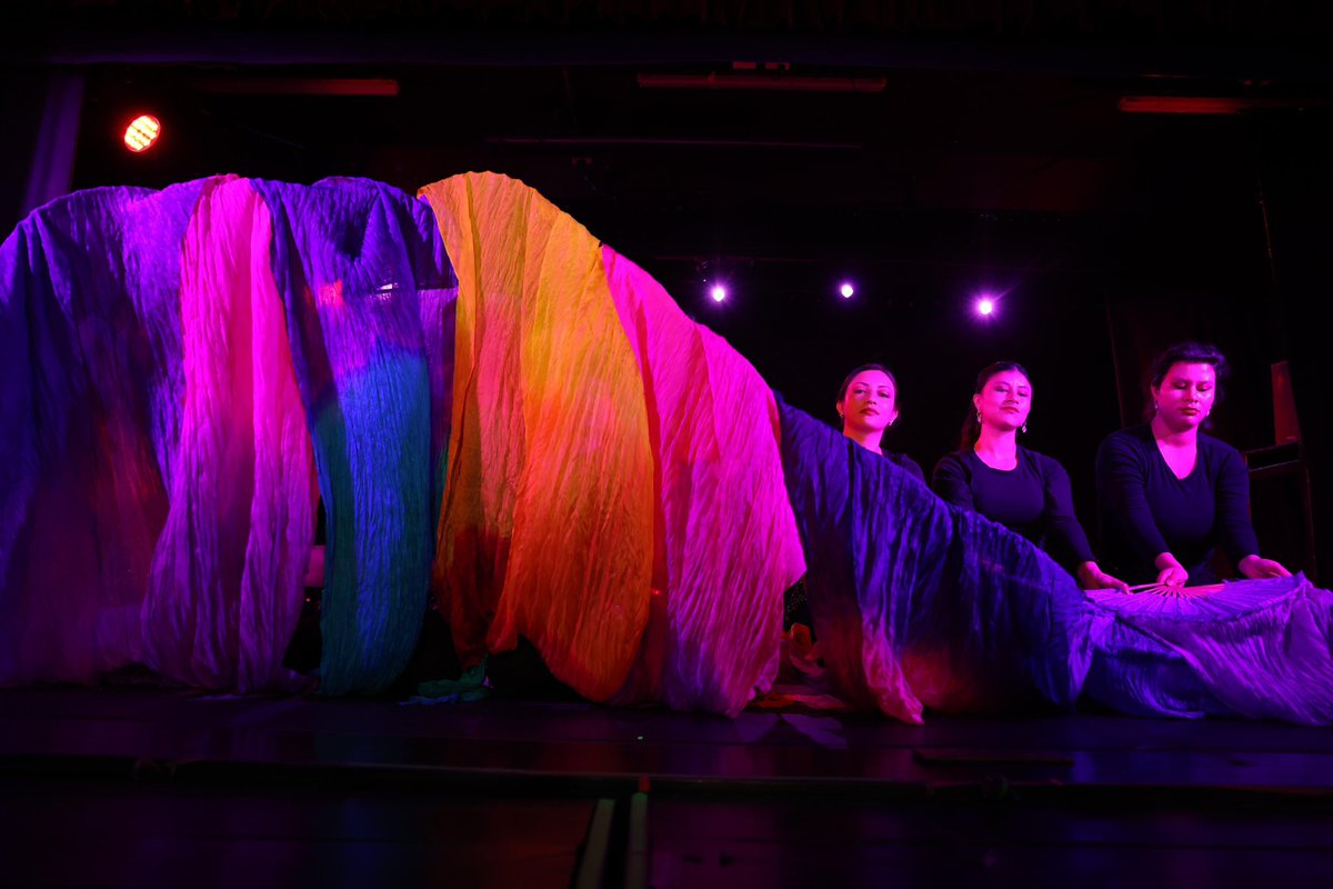 FUGABogota's tweet photo. Una noche para dejarse llevar por los ritmos del agua, la fuerza de la tradición y el arte de la danza árabe.

El Muelle se transformó en un escenario de encuentro entre cuerpos, culturas y sonidos, gracias a la participación de Falak Danza Árabe de la @UExternado y el Grupo Artístico Institucional de Danza Árabe de la @UNALOficial 

Así se vivió la #FranjaUniversitaria.
Así se viven nuestras invitaciones a mover el centro desde la creación.

#FUGAesCultura #CentroCreativo #DanzaÁrabe #BogotáTieneCentro #FranjaUniversitaria