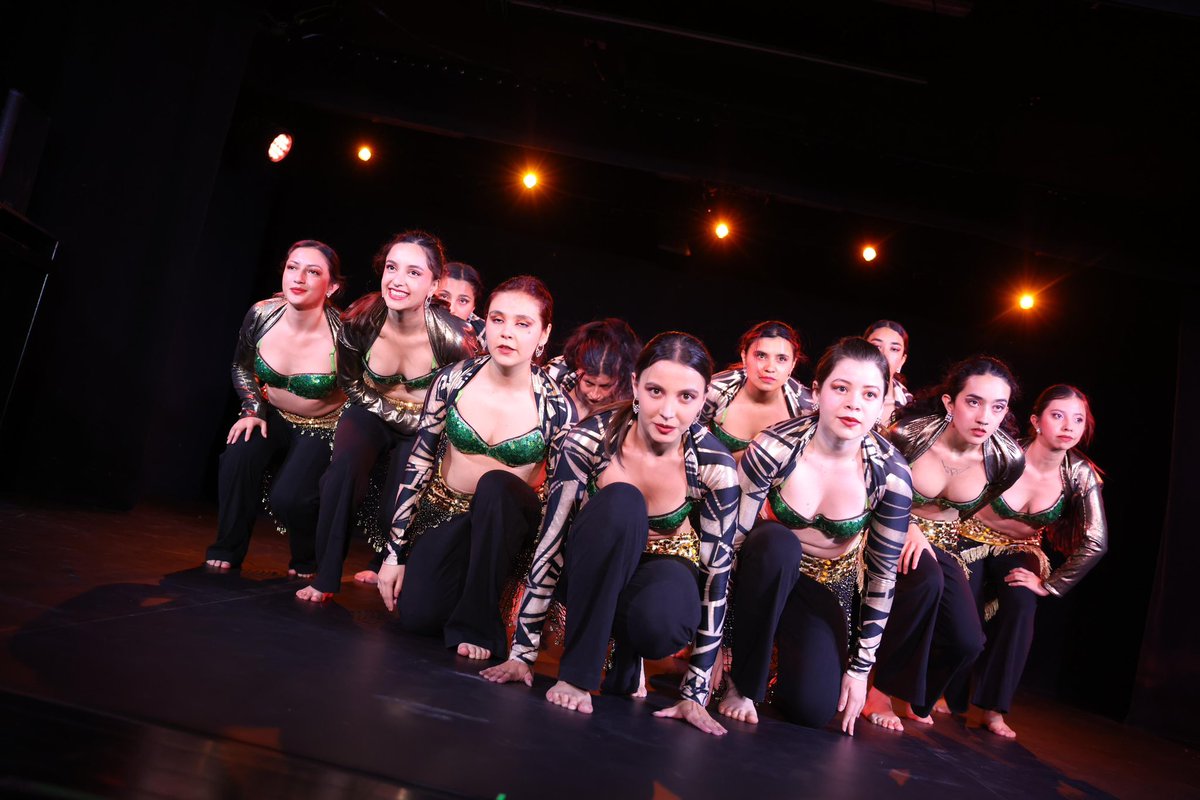 FUGABogota's tweet photo. Una noche para dejarse llevar por los ritmos del agua, la fuerza de la tradición y el arte de la danza árabe.

El Muelle se transformó en un escenario de encuentro entre cuerpos, culturas y sonidos, gracias a la participación de Falak Danza Árabe de la @UExternado y el Grupo Artístico Institucional de Danza Árabe de la @UNALOficial 

Así se vivió la #FranjaUniversitaria.
Así se viven nuestras invitaciones a mover el centro desde la creación.

#FUGAesCultura #CentroCreativo #DanzaÁrabe #BogotáTieneCentro #FranjaUniversitaria