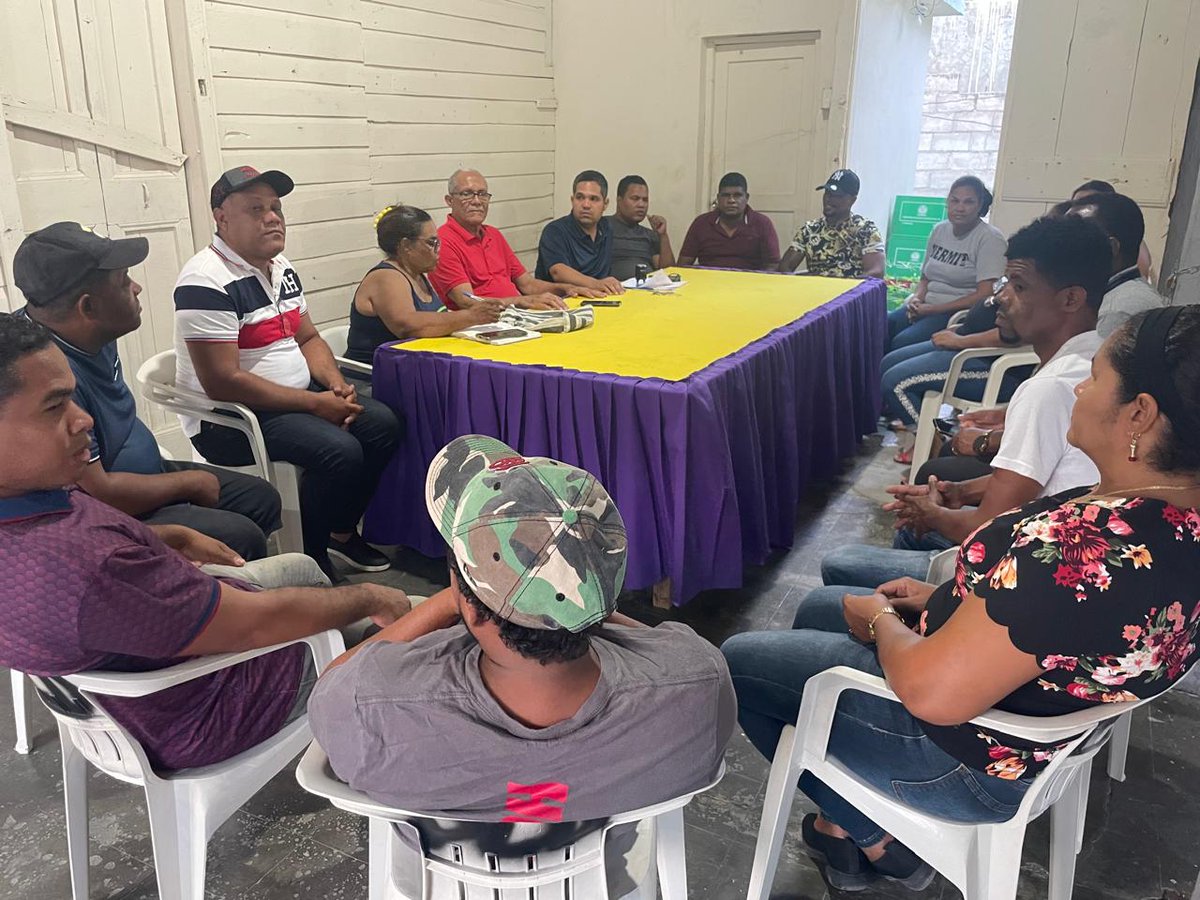 EcheniqueRD's tweet photo. 📍LA DESCUBIERTA, Independencia 
El @PLDenlinea en este municipio fronterizo se reunió la tarde de hoy para tratar varios temas de interés político-partidario, como la aplicación de la Línea Organizativa y Electoral (LOE).
El trabajo no se detiene. @DIGICOMPLD @ElPeledeistard https://t.co/MdBOpxlNF9