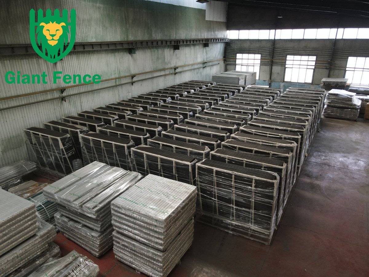 Amy64994722's tweet photo. Products waiting to be shipped in Giant Fence warehouse, if you also need fence? Welcome to inquire and purchase #mesh #manufacturing #giantfence #manufacture #safety #giantfence #chinafence #fence #warehouse https://t.co/84Q6p1C1QL