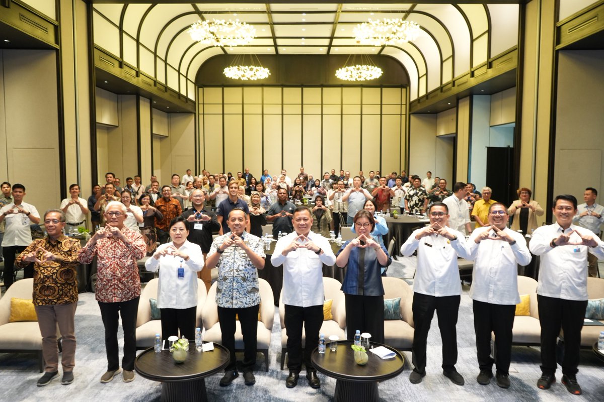 Penandatanganan DJPT Bersama AP2HI

Hai #SahabatBahari, hari ini Plt. Dirjen PT Lotharia Latif bersama Ketua <a href="/AP2HI_/">AP2HI</a>  Ibu Janti Djuari menandatangani Perjanjian Kerja Sama antara Direktorat Jenderal Perikanan Tangkap dan Asosiasi Perikanan Pole and Line dan Handline Indonesia,