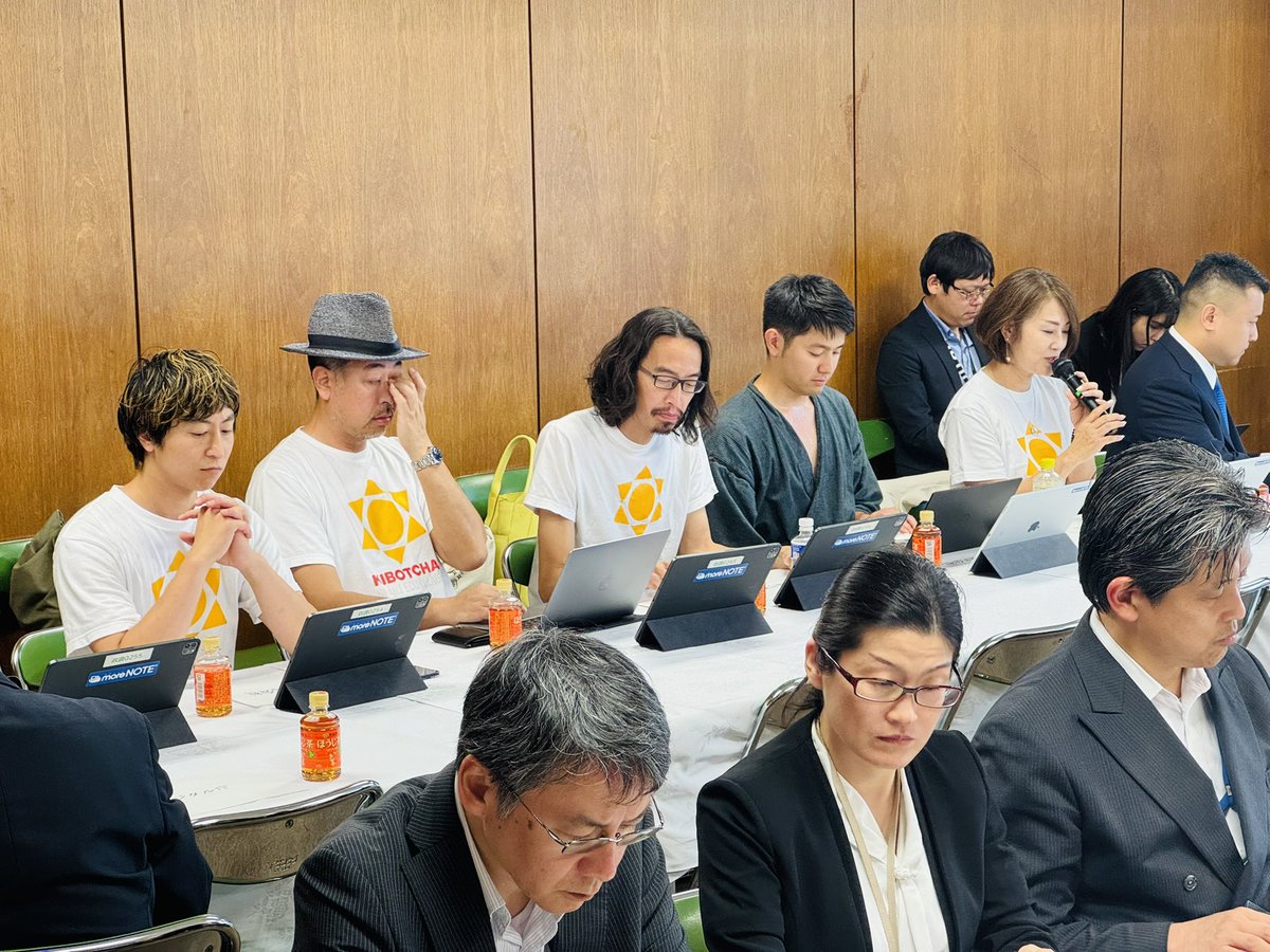 SyncKudo's tweet photo. 【 KIBOTCHAな面々、自民党本部へ！ 】
このたび、自民党本部にて、各省庁・大臣の方々に向けて〝KIBOTCHAスマートエコビレッジ〟のプレゼンテーションをする機会をいただきました。

KIBOTCHAがこれまで歩んできた軌跡、現在の運営、「スマートエコビレッジ」と未来を支える「DAO（分散型自律組織）」や「KIBOTCHAトークン」構想とその可能性、、

そんな中、『デジタル社会推進本部』主宰の元デジタル庁大臣 平井卓也氏が
「東松島市の復興のなかで生まれたKIBOTCHAとスマートエコビレッジは、世界にも類を見ない成功事例だ。フルサポートしていく」
と宣言してくれ、
これまでの苦労と挑戦が報われたような感慨、責任の重み、そして未来へのワクワクが込み上げました！

『1万人が安心して暮らせる、持続可能な環境とコミュニティ』
『有事の際には避難者を受け入れられるレジリエンス性』
『廃校の利活用とスマートエコビレッジをひとつの雛形とし、全国に拡げ繋げていく』
KIBOTCHA スマートエコビレッジのビジョンの実現は、ここからが本当のスタート！

全国に新たな希望の灯を繋げていきましょう！