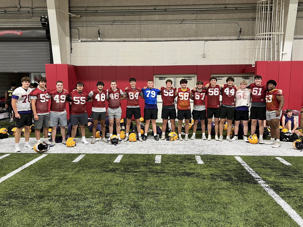 jettwalters21's tweet image. Thank you to @RazorbackFB for having a great O-line D-line! Learned a lot from @CoachMateos. Thank you for the great instruction!
@Rockets_FB @kennyjr65 @CoachCochran91 @HootensARFBall @PrepRedzoneAR