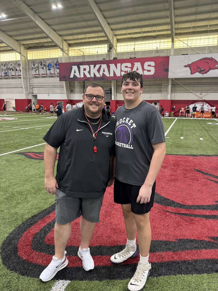 jettwalters21's tweet image. Thank you to @RazorbackFB for having a great O-line D-line! Learned a lot from @CoachMateos. Thank you for the great instruction!
@Rockets_FB @kennyjr65 @CoachCochran91 @HootensARFBall @PrepRedzoneAR