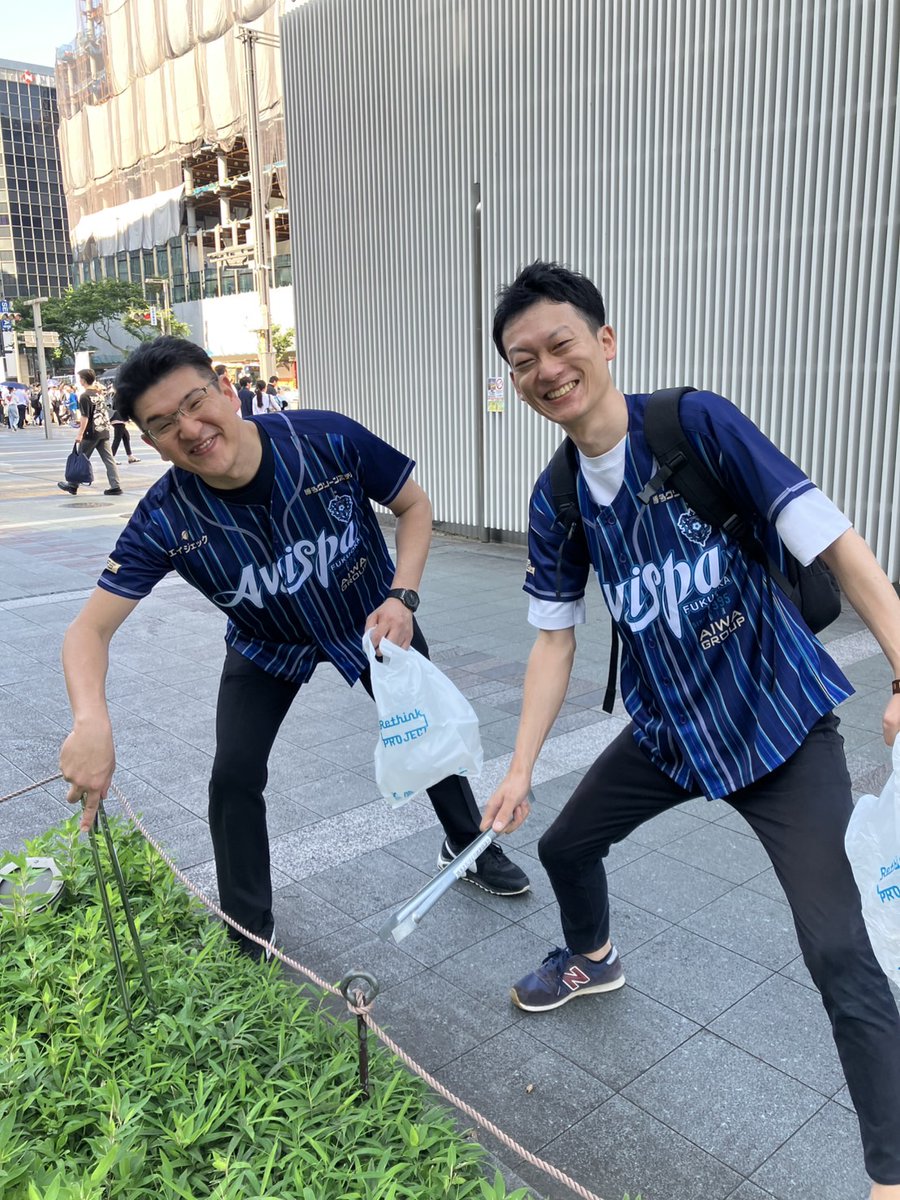 #博多駅を紺色に染めよう

博多まちづくり推進協議会様主催で、毎月実施する博多エリアの清掃活動「クリーンデイ」にて、
博多駅の駅員さんにもお越し頂き、紺色に染めてみました！染まってます！！

２１日はアルビレックス新潟戦！連勝だ！！

#アビスパ福岡