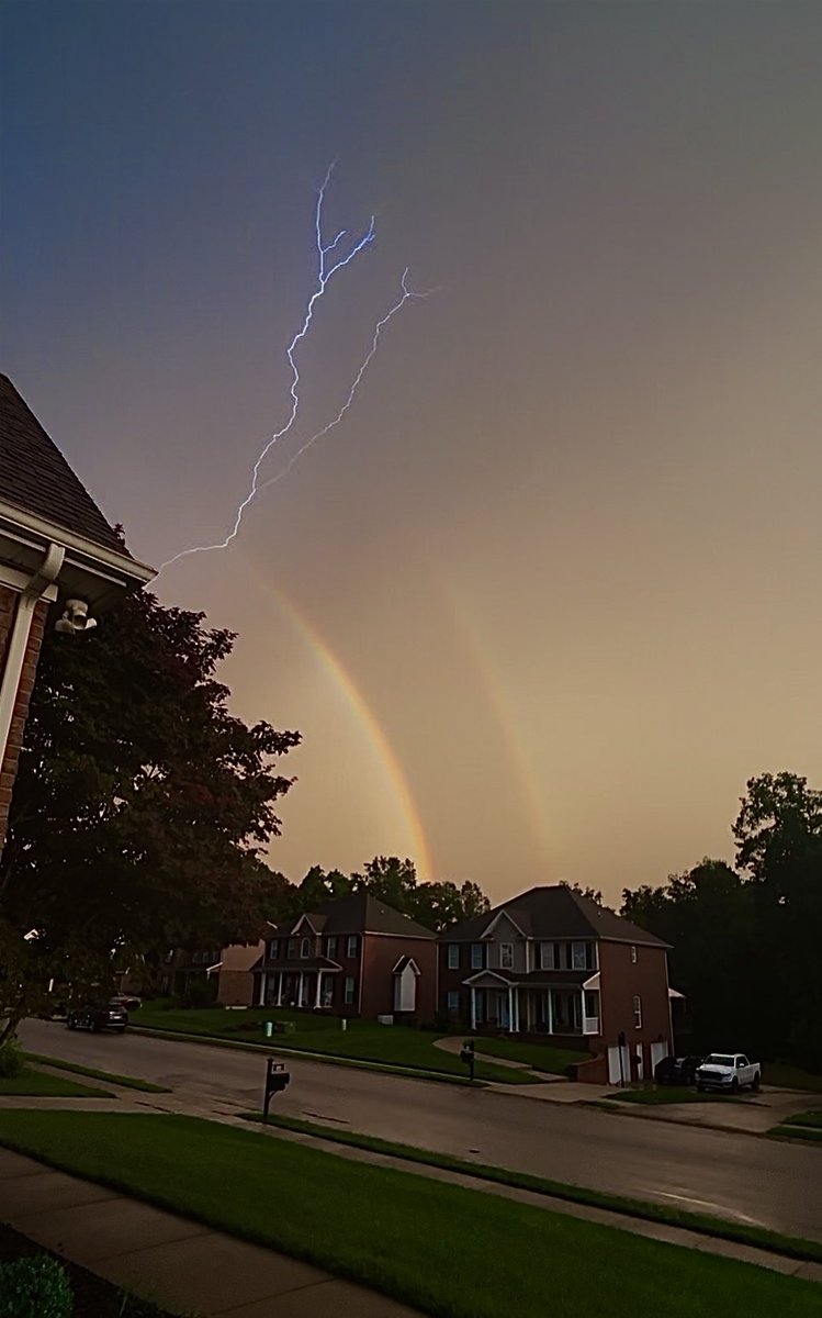 avcancelli's tweet photo. @ryanhallyall check out this #doublerainbow   #lightningstrike in TN #ryanhallyall https://t.co/DqouiDuGS3