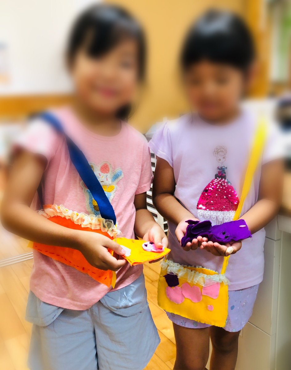 runrancocoro's tweet photo. 5歳児クラスの縫い物が激アツ^o^

サコッシュやお散歩バック、お弁当箱入れ
そして、女優？ハット❣️などなど
縫い物を楽しんでいます♪
こども達のやりたい！やってみたい！を
応援しています♪
熱中症予防しながら外遊びも楽しみたいですね(o^^o)
#こども主体
#安心と挑戦の循環 https://t.co/Vj1HfTHOfP